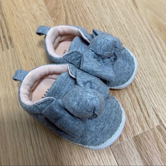 Gap Gray Bow Baby Shoes Sz 0-3 months Girls - Picture 1 of 3